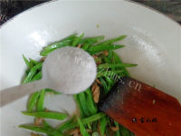 家常菜肉丝炒豆角做法图解9)