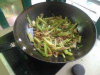 自己做的芹菜炒牛肉做法图解9)