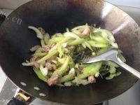 美美厨房之芹菜炒肉做法图解9)