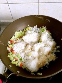 回味无穷的蛋炒饭做法图解5)