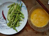 家常菜蒜薹炒鸡蛋做法图解2)