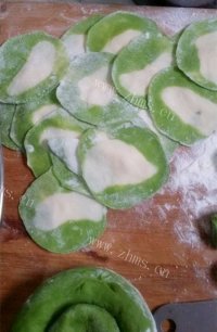 美味的菠菜饺子做法图解4)