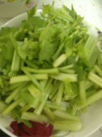 家常菜芹菜炒豆干做法图解2)