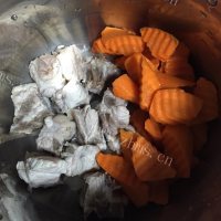好喝的红萝卜排骨汤做法图解4)