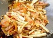 家常菜冻豆干炒腊肉做法图解4)