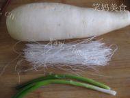 美味的萝卜粉丝汤做法图解1)