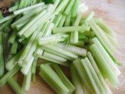 芹菜炒豆腐干做法图解2)