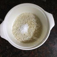 喷香的皮蛋瘦肉粥做法图解5)