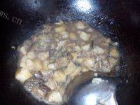 常吃不腻的土豆炖茄子做法图解9)