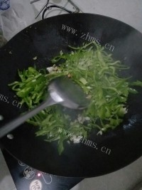 质嫩爽口的青椒肉丝做法图解6)
