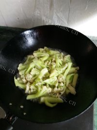 香气浓郁的清炒花菜做法图解6)