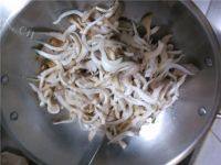 家常菜肉炒平菇做法图解9)