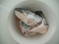 美味的三文鱼头豆腐汤做法图解1)