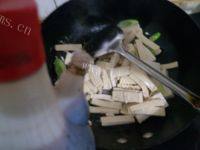 简易的豆腐炒肉做法图解5)