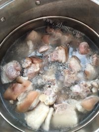 养颜的红烧猪蹄做法图解1)