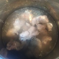 香喷喷的山药排骨汤做法图解3)