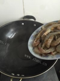 美味营养的炒虾做法图解4)