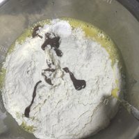 自制巧克力小蛋糕做法图解3)