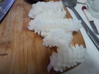美味西兰花炒鱿鱼花做法图解4)