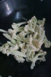 家常菜炒花菜做法图解3)