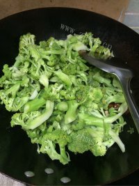 家常菜西兰花炒肉做法图解6)
