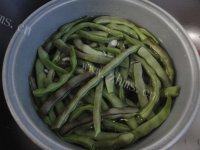 「家有大厨」五花肉炖豆角做法图解1)