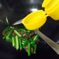 美味的糖醋香肠蒜苗做法图解9)