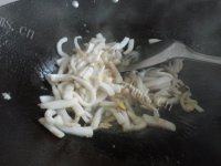 美味的彩椒炒鱿鱼做法图解5)