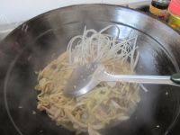 下饭的酸菜炖排骨做法图解9)