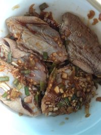 美味的蒜香鸡翅做法图解1)