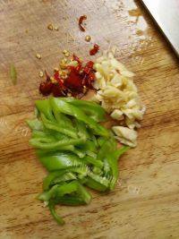 家常菜茄子炒豆角做法图解3)