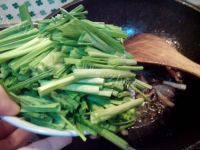 下饭的蒜苗炒肉做法图解8)