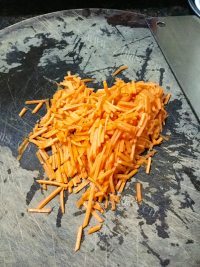美味青瓜胡萝卜鸡蛋饼做法图解2)