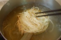 可口的日式豚骨拉面做法图解10)