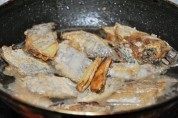 美味的葱香带鱼做法图解6)