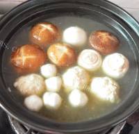 菌菇丸子小火锅做法图解6)