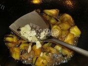 家常菜里脊肉烧茄子做法图解11)