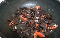 特色美食黑木耳炒肉做法图解3)