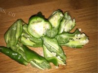 好吃的腊肉汤炖春笋做法图解7)