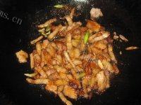 美味的青蒜炒肉做法图解5)