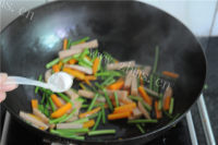 营养周到的蒜苔胡萝卜炒午餐肉的做法图解五