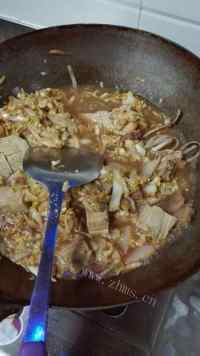 美味的酸菜炖冻豆腐做法图解8)
