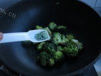 「家有大厨」西兰花炒虾仁做法图解9)