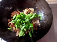 家常菜青椒炒肥肠做法图解6)