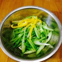 家常菜肉片炒芹菜做法图解3)