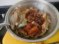 美味的笋干烧肉做法图解8)