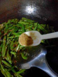 自制豆角炒肉做法图解7)