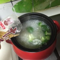 美味的麻辣肠砂锅做法图解6)