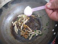 味道不错的肉丝炒蕨菜做法图解9)