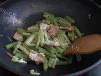 自己做的芹菜炒肉做法图解6)